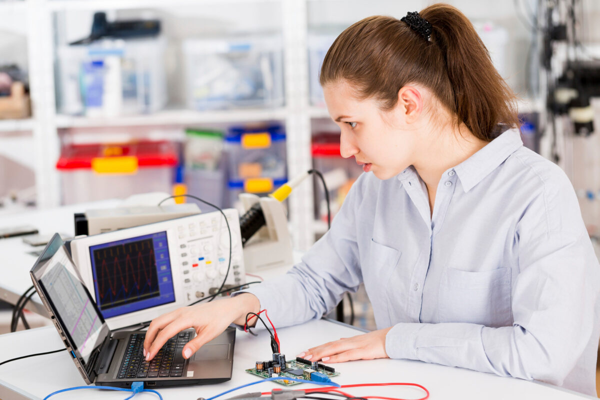 Femme ingénieur électricien utilisant un ordinateur portable.